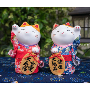 Gato japonés de la suerte con kimono Neko para atraer la buena suerte