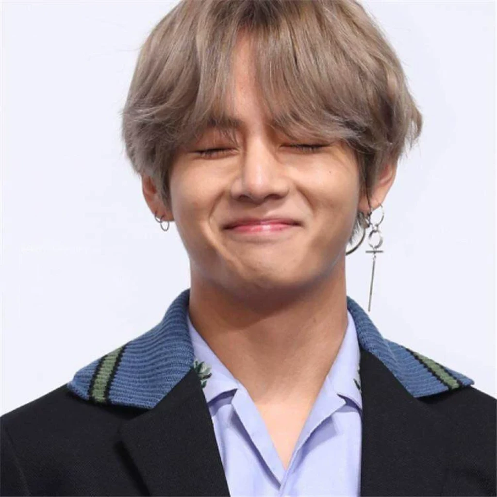 Pendiente de aro largo inspirado en V de BTS 5