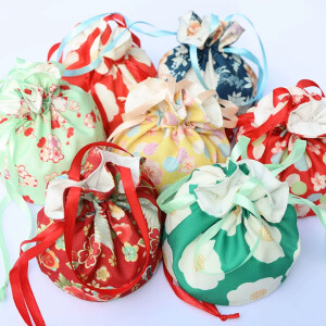 Bolso de mano estilo japonés con estampado floral - kinchaku