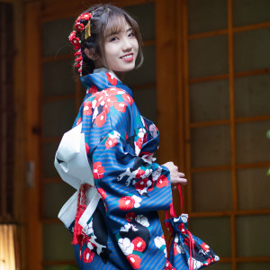 Yukata japonés gatos kawaii azul rojo blanco – kimono ligero tradicional