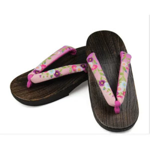Sandalias japonesas geta tradicionales: zuecos madera kimono y yukata