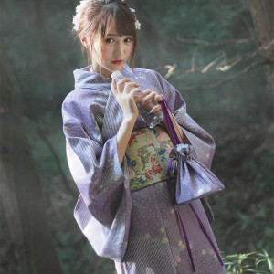 Yukata japonés morado Aokimoto – yukata tradicional con sakura