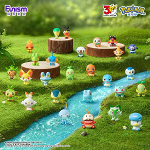 Caja sorpresa Pokémon 30th Aniv. First Partner – 3 Pokémon iniciales y Pokéball + maleta FUNISM Frikimall